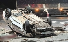 Ô tô tông biển báo bên đường rồi lật ngửa, tài xế tử vong trong đêm