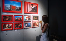 Ba nhiếp ảnh gia Trần Thanh Thảo, Hoàng Lê Giang và Tín Phùng kể chuyện về Đỏ