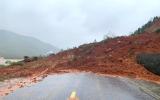 Đường ven biển Hà Tĩnh ách tắc nhiều ngày do khó khăn xử lý đất đá bị sạt lở