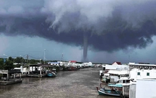 Chiều nay vòi rồng cao hàng trăm mét xuất hiện ở cửa biển tỉnh Cà Mau