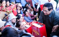 Thăm vùng tâm bão số 13, Thủ tướng Phạm Minh Chính chỉ đạo xây lại nhà cho dân