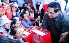 Thăm vùng tâm bão số 13, Thủ tướng Phạm Minh Chính chỉ đạo xây lại nhà cho dân