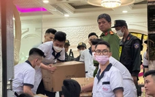 Hình ảnh cảnh sát đưa hàng trăm thùng giấy tại Thẩm mỹ viện Mailisa lên xe tải