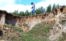 Phá nát ruộng đồng rồi lơ trách nhiệm và xin phá sản