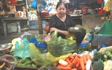 Mưa gió kéo dài, giá rau củ về chợ TP.HCM tăng mạnh