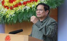 Trở về từ miền Trung, Thủ tướng họp bàn xây dựng lại nhà bị sập đổ, sửa nhà tốc mái cho người dân