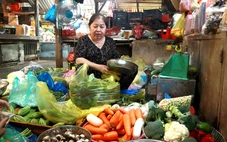 Mưa gió kéo dài, giá rau củ về chợ TP.HCM tăng mạnh