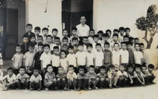 Cả lớp ngạc nhiên khi thầy mặc bộ vest đen, mang theo khay trầu rượu lên lớp, giọng trầm lắng hẳn