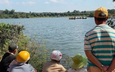 Đang tìm kiếm nạn nhân lật thuyền chở cà phê ở hồ thủy điện Thác Mơ