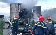 Xe chở thư báo biển số TP.HCM bốc cháy trên cao tốc Vân Phong - Nha Trang