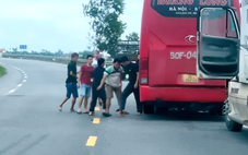 Xe khách và xe container đang chạy thì dừng lại, người trên xe lao xuống đánh nhau