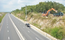 Gia cố mái ta luy, làm mương thoát nước chống ngập cao tốc Vĩnh Hảo - Phan Thiết