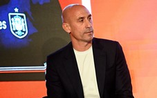 Cựu chủ tịch LĐBĐ Tây Ban Nha bất ngờ bị ném trứng