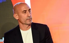 Cựu chủ tịch LĐBĐ Tây Ban Nha bất ngờ bị ném trứng