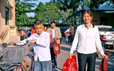 'Sếp' ngân hàng từng ước mơ có xe đạp đi học, nay trao xe đạp cho học sinh nghèo