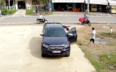 Tài xế xe bán tải tông hai cụ già trước cổng UBND xã nhưng 3 ngày sau mới trình báo