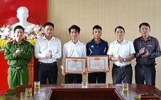 Khen thưởng nam sinh lớp 11 cùng hai người dũng cảm cứu người đuối nước