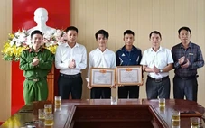 Khen thưởng nam sinh lớp 11 cùng hai người dũng cảm cứu người đuối nước