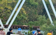 Khó tin: Đi bộ trên đường sắt, cô gái bị tàu tông chết