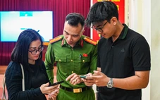 Công an Hà Nội đến từng khu phố hỗ trợ người dân cập nhật dữ liệu đăng ký xe