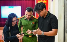 Công an Hà Nội đến từng khu phố hỗ trợ người dân cập nhật dữ liệu xe máy