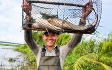 Dân miền Tây cười sảng khoái vì đặt lờ, kéo lưới rùng mùa nước nổi dính nhiều cá đồng