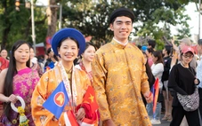 Du khách nước ngoài ngỡ ngàng trước màn diễu hành áo dài, cổ phục trên phố đi bộ hồ Gươm