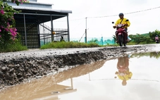 Cà Mau: Đường 'độc đạo nát như bét', cán bộ xã đi làm phải mang theo đồ thay