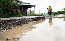 Cà Mau: Đường 'độc đạo nát như bét', cán bộ xã đi làm phải mang theo đồ thay