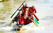 Dân cuồng nhiệt reo hò, cổ vũ giải đua chèo vỏ máy Composite ở Long Thạnh