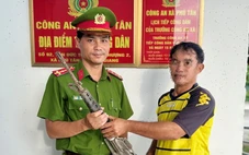 Người dân tự nguyên giao nộp 2 khẩu súng cho Công an Phú Tân