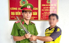Người dân tự nguyên giao nộp 2 khẩu súng cho Công an Phú Tân