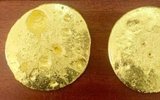 Tài xế giấu 2 miếng vàng tròn như mặt trời từ Lào về Việt Nam