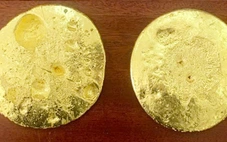 Tài xế giấu 2 miếng vàng tròn như mặt trời từ Lào về Việt Nam