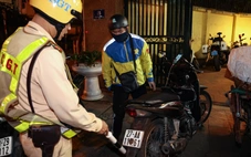 Cảnh sát xuyên đêm xử lý loạt tài xế che, dán biển số xe