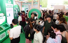 Xếp hàng thử thách phân loại rác, làm trắc nghiệm xanh