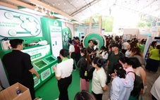 Xếp hàng thử thách phân loại rác, làm trắc nghiệm xanh