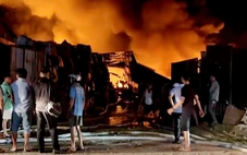 Một bãi tập kết đồ nhựa ở Hòn Đất cháy lớn trong đêm