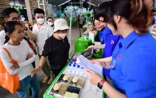 Khách xếp hàng chờ nhận quà tại 'gian hàng xanh' của Saigon Co.op