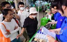 Khách xếp hàng chờ nhận quà tại 'gian hàng xanh' của Saigon Co.op