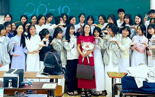 Những người thầy lặn lội xin từng suất học bổng, quần áo, xe đạp cũ cho trò nghèo