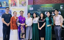 Tác giả sách 'Tình yêu không cổ tích' gây quỹ hơn 60 triệu đồng tặng đồng bào vùng bão lũ