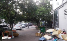 Ném rác thải qua cửa sổ chung cư, nguy hiểm người qua lại và làm hư mái nhà, xử phạt ra sao?