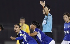 Nữ cầu thủ Singapore đổ gục, phải cấp cứu ngay trên sân Thống Nhất