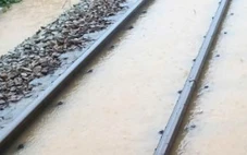 Ngập đường sắt Bắc - Nam đoạn qua Khánh Hòa, nhiều đoàn tàu tạm dừng lộ trình