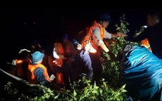 Thuyền máy hỏng giữa dòng, chủ tịch xã chèo thuyền chở đoàn công tác vào bờ