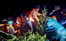 Thuyền máy hỏng giữa dòng, chủ tịch xã chèo thuyền chở đoàn công tác vào bờ