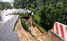 Đoạn đèo Prenn Đà Lạt bị 'trôi' nửa mặt đường, nguy cơ tiếp tục sạt lở