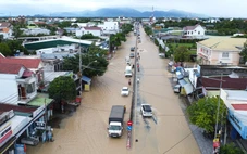 Quốc lộ 1 qua Khánh Hòa ngập sâu kéo dài gần 5km, xe cộ nhích từng chút một