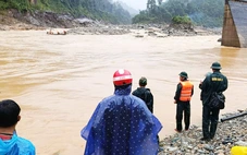 Giải cứu 2 người dân đi làm rẫy bị 'mắc kẹt' do nước lũ